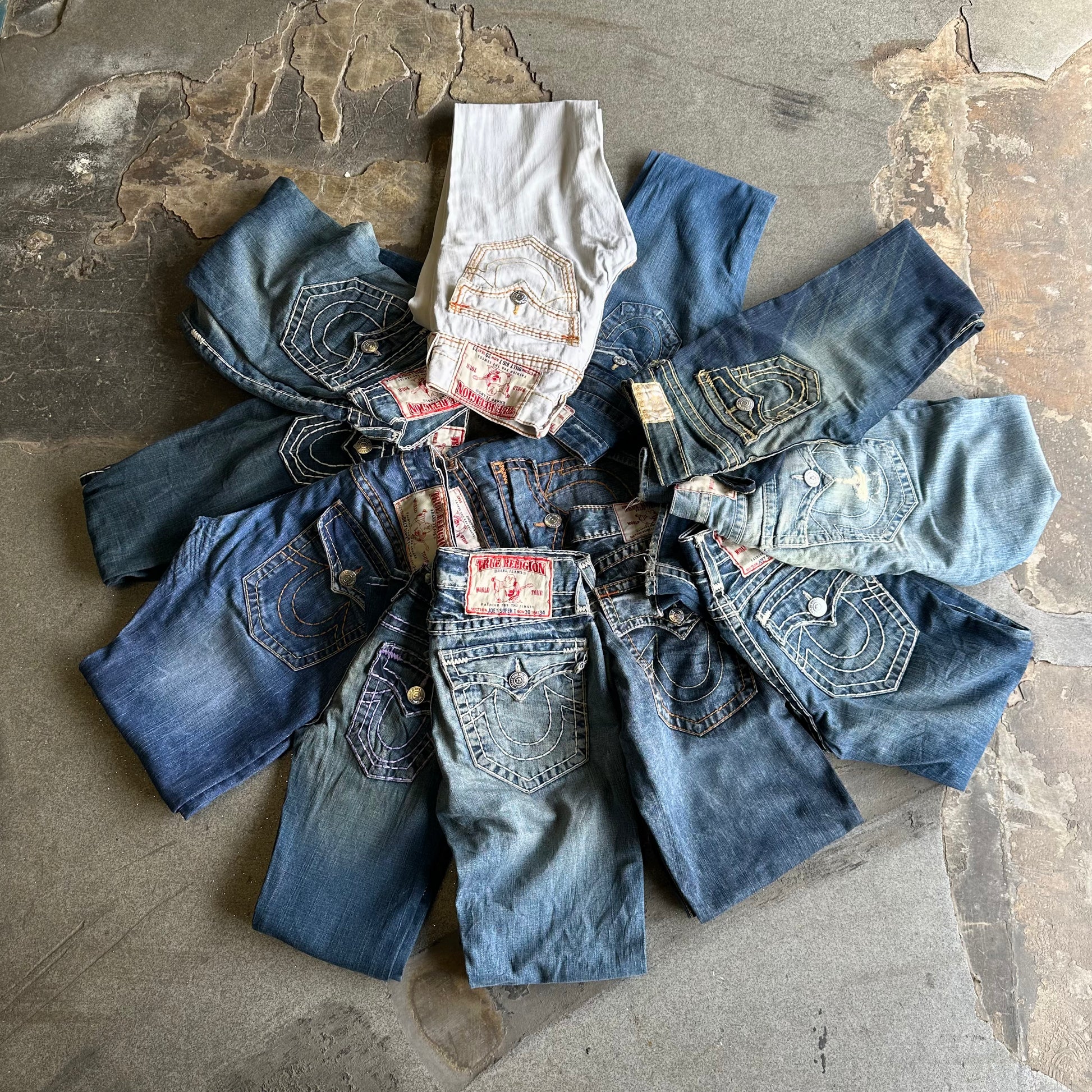 TRUE RELIGION JEANS 30 PCS